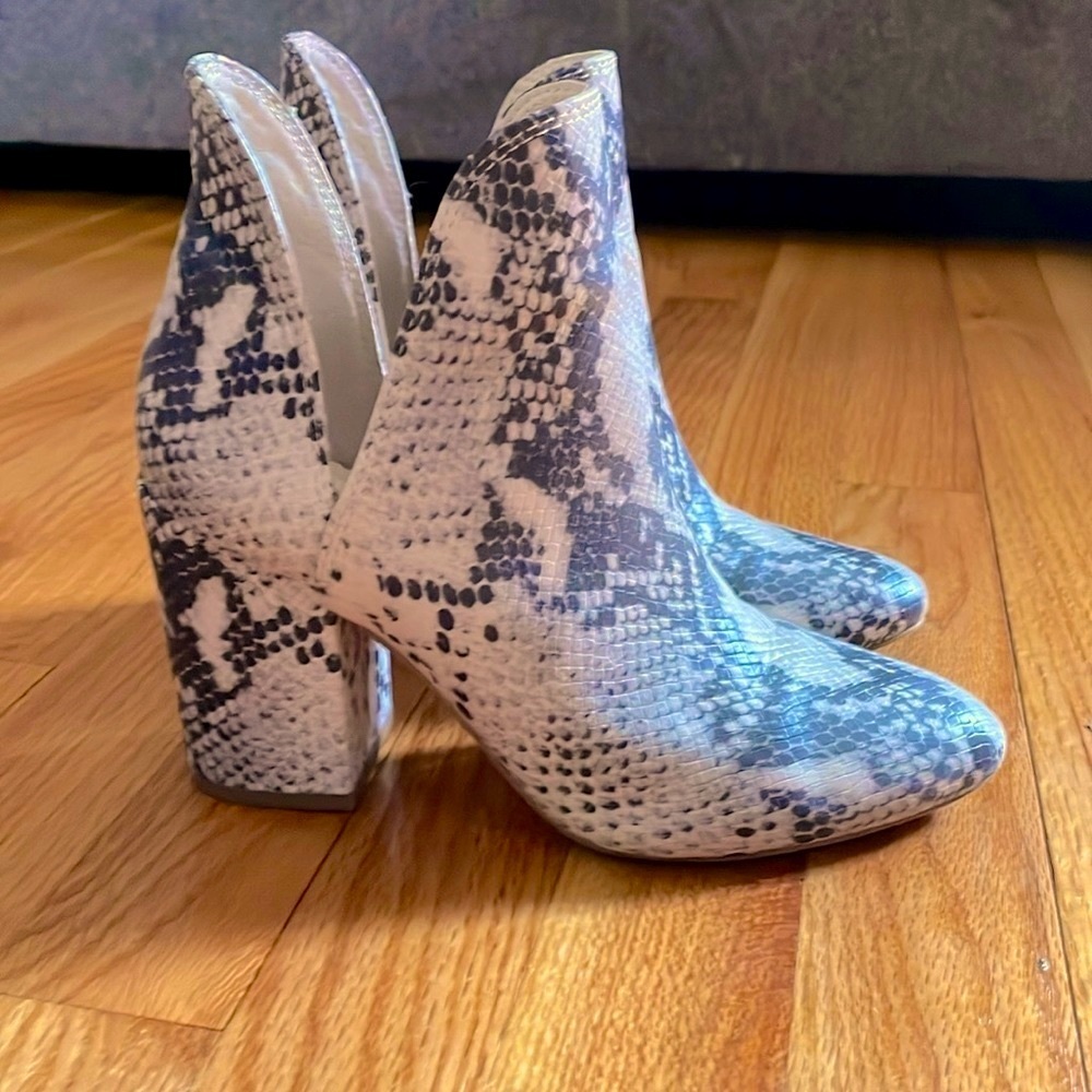 Steve Madden Snakeskin Heeled Booties in size 6M